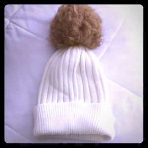 Cream beanie with tan fur puff 💋